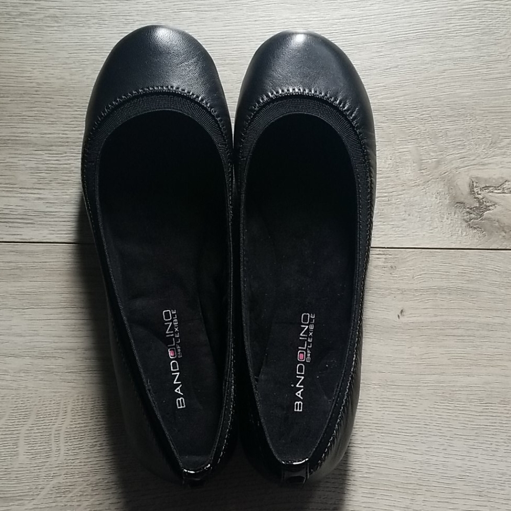 Bandolino Black Flats - size 6